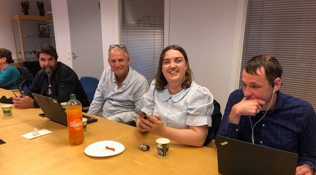 Noen deltakere fra den første testfesten sittende ved konferansebord.